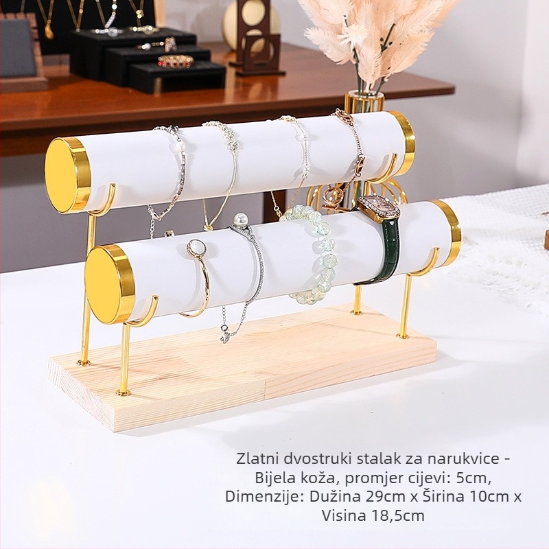 Trostruki drveni stalak za izlaganje nakita na stolu