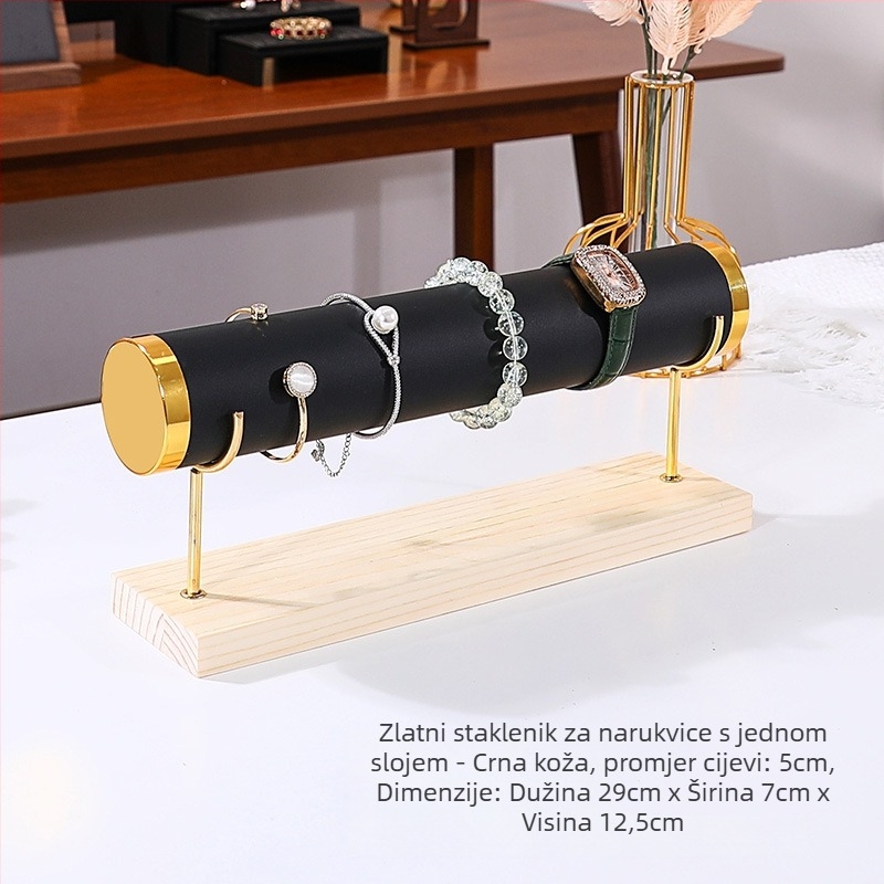 Trostruki drveni stalak za izlaganje nakita na stolu
