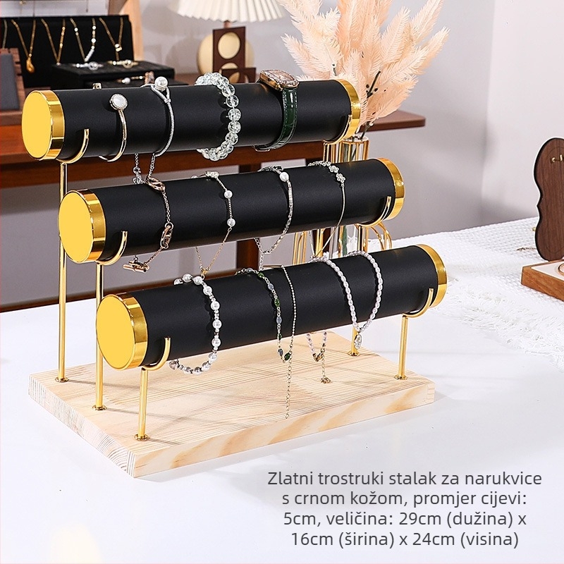 Trostruki drveni stalak za izlaganje nakita na stolu