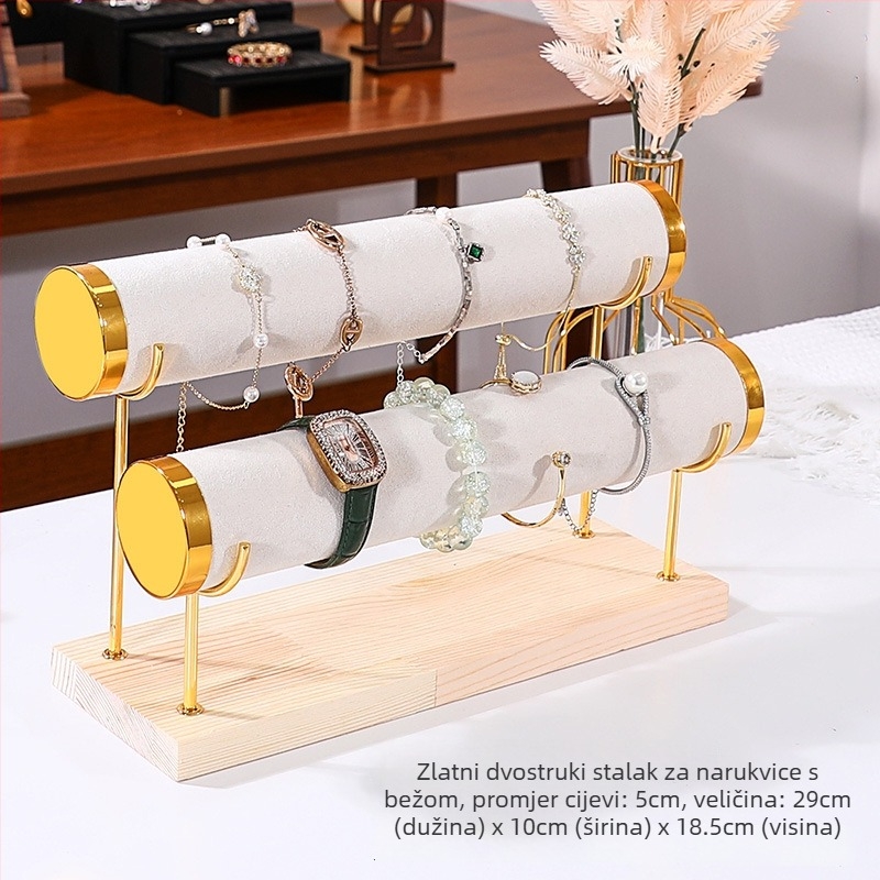 Trostruki drveni stalak za izlaganje nakita na stolu
