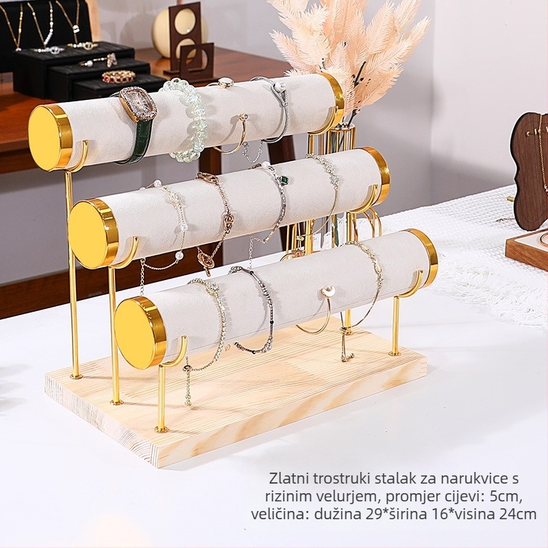 Trostruki drveni stalak za izlaganje nakita na stolu