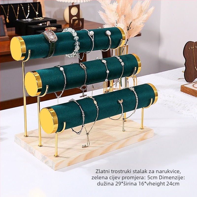 Trostruki drveni stalak za izlaganje nakita na stolu