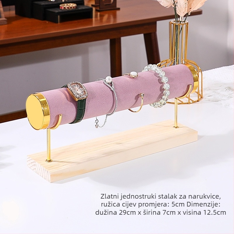 Trostruki drveni stalak za izlaganje nakita na stolu
