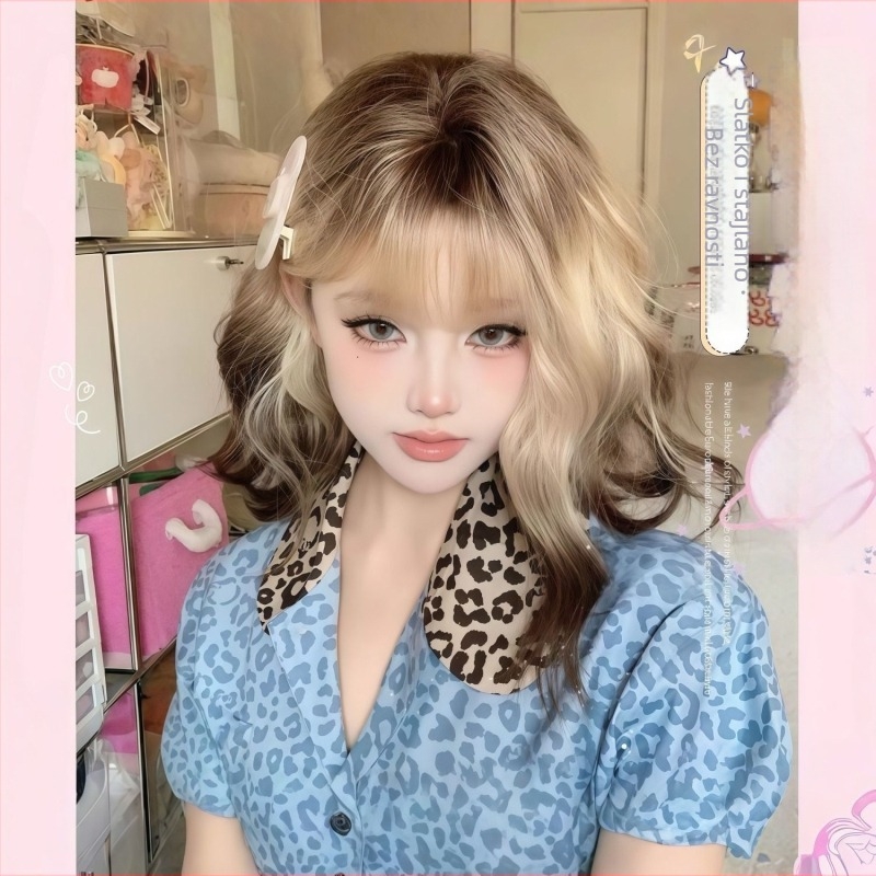 Kratka kovrčava perika s bangs, vlak visokotemperaturnih vlakana, mehanizam prerade, potpuno pokrivena glava