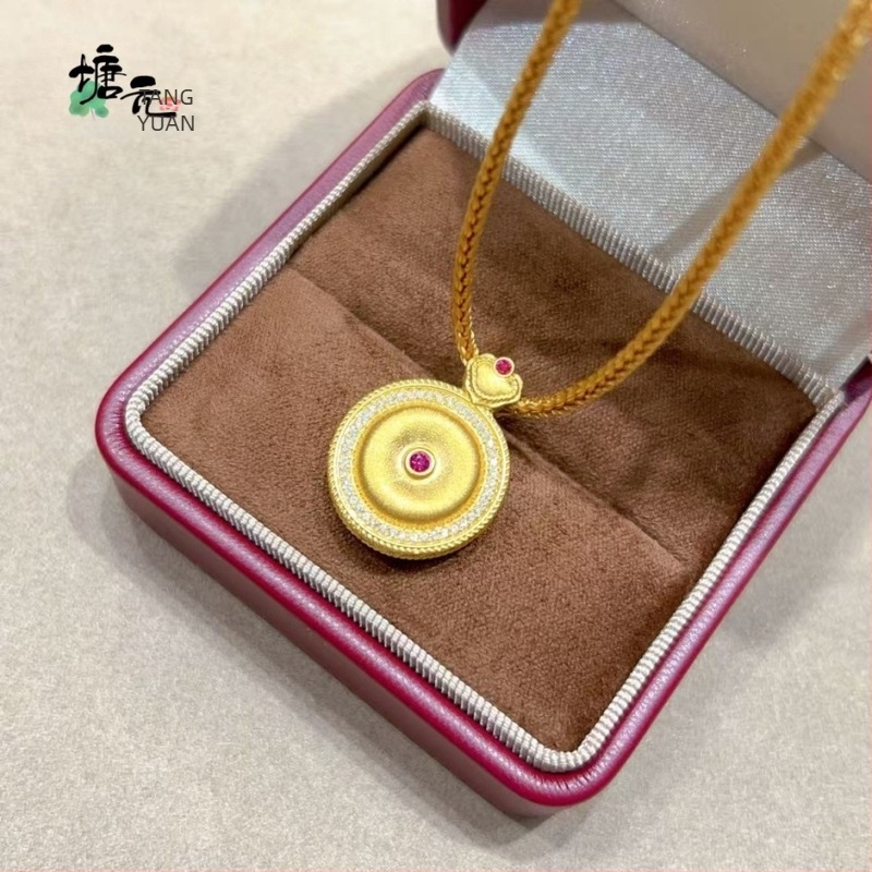 Pozlaćeni bakreni ogrlica s brušenim privjeskom Ruyi Pingan, elektroplating, podrijetlo Guangzhou, ljeto 2025 (Materijal: bakar s pozlatom; Obrada: elektroplating; Podrijetlo: Guangzhou; Godina/Sezona: ljeto 2025)