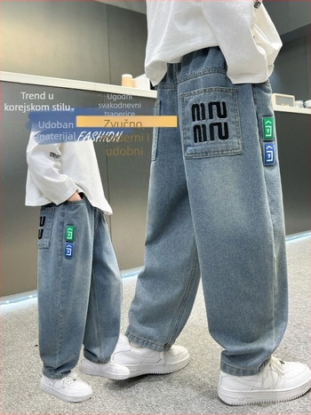 Dječje traperice za dječake – ležernog stila, visoki struk, 45% pamuk, enzimsko pranje, tisk s slovima.