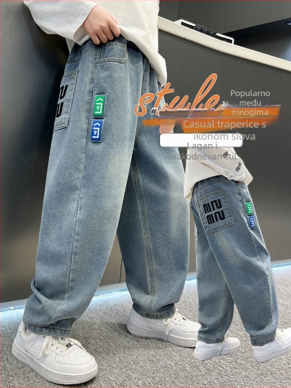 Dječje traperice za dječake – ležernog stila, visoki struk, 45% pamuk, enzimsko pranje, tisk s slovima.