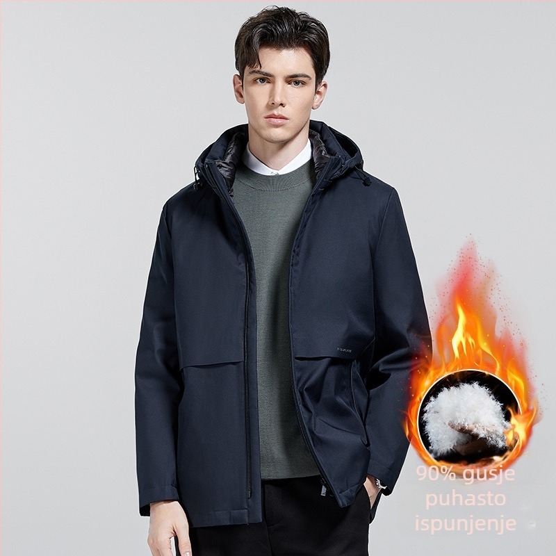 Muško down jakna s kapuljom i stojećim ovratnikom, punilo od bijelog gusjeg perja 86–90%, vodootporna i otporna na vjetar, srednja duljina 65–80 cm, poslovni stil džentlmen