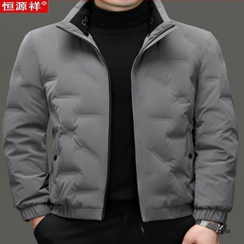 Muška zimska jakna s kapuljom, dugi kroj, lagana i tanka; 81–85% bijelog patka perja; prednji zip; džepovi