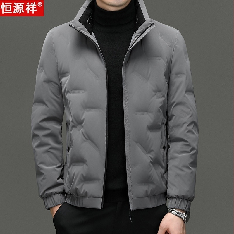 Muška zimska jakna s kapuljom, dugi kroj, lagana i tanka; 81–85% bijelog patka perja; prednji zip; džepovi