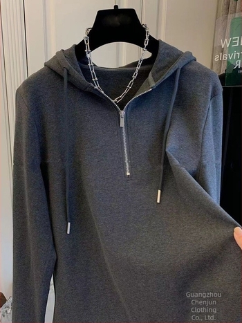 Oversize majica s V-izrezom, broderijom i dugim rukavima