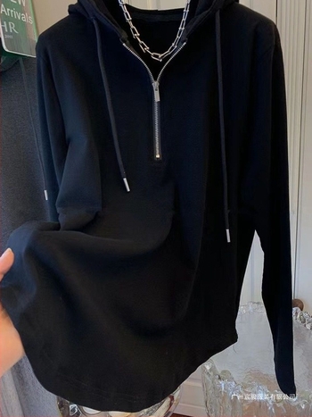 Oversize majica s V-izrezom, broderijom i dugim rukavima