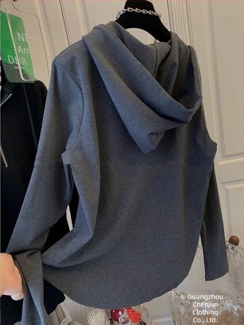 Oversize majica s V-izrezom, broderijom i dugim rukavima