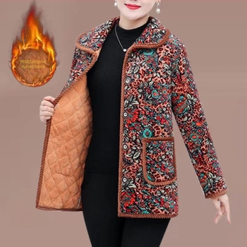 Zimsko palto s pamukom punjenjem, podstava od flisa, slobodan kroj, zatvara se jednim redom gumba, duljina 50–65 cm.