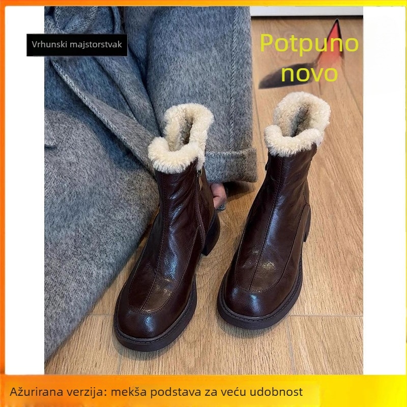 Ženske uske čizme s gornjim dijelom od prave kože i kožnom podstavom, gumena potplat, debeli pet 3–5 cm, niski dio čizme, bočni zatvarač.