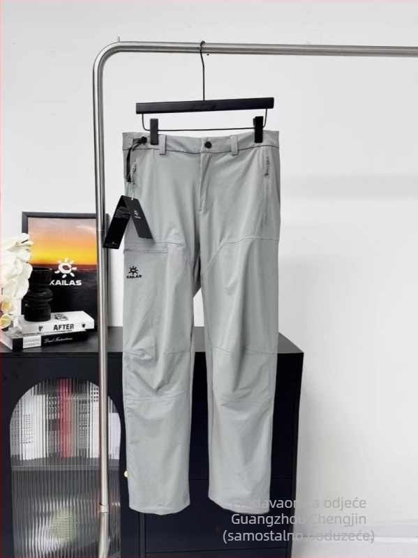 Kailas Softshell sportske hlače s izšivenim logom, vjetro- i vodootporne, prozračne, s višestrukim džepovima, blago proširene nogavice, srednji pojas, prednji gumbasti zatvarač