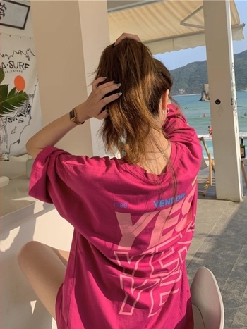 Ženski pamukasti T-shirt kratkih rukava u boji dragon fruit, široka silueta, plus veličina, otisak s riječima i pokrivanje bokova.