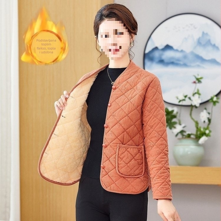 Puffer kaput od poliestera, polo ovratnik, zatvara se jednim gumbom, srednja duljina 65–80 cm