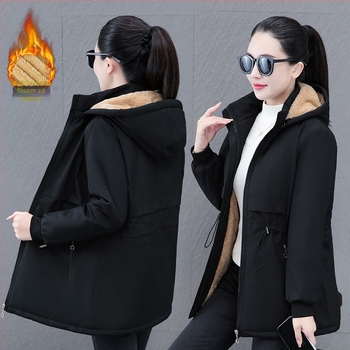 Ženska jakna srednje dužine s kapuljačom, punjenje: imitation silk cotton; glavni materijal: poliester; duljina: srednja; zatvaranje: zip; dugi rukavi; casual stil