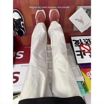 Muške hlače za planinarenje s fleece podstavom, otporno na vjetar i vodu, ravni kroj s blagim širenjem, zatvaranje šnurlom.