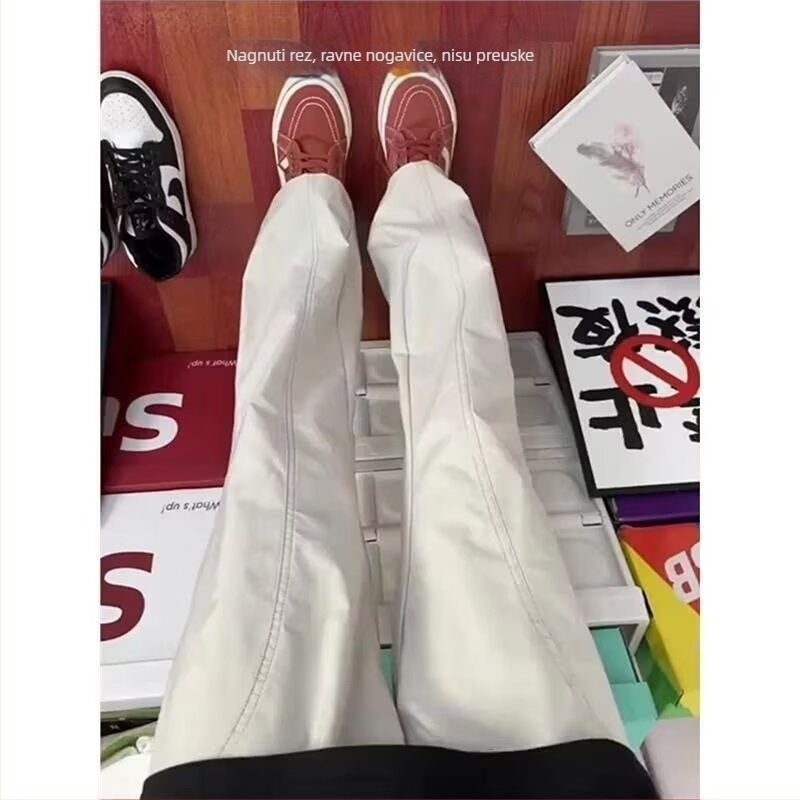 Muške hlače za planinarenje s fleece podstavom, otporno na vjetar i vodu, ravni kroj s blagim širenjem, zatvaranje šnurlom.