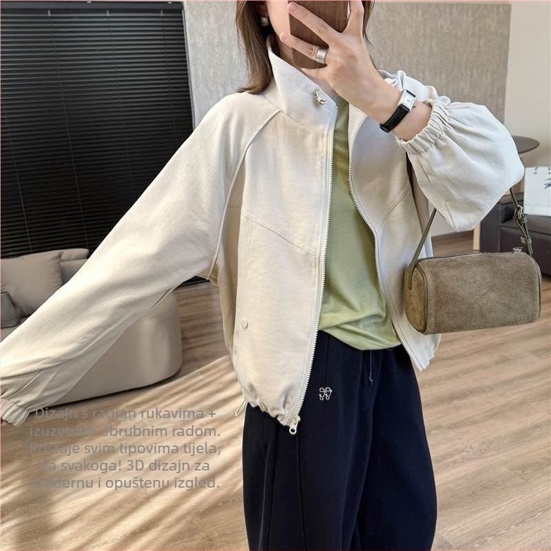 Casual kratka jakna s stojećim ovratnikom i raglan rukavima — poliester 70–80%, jednobojna, duljina 40–50 cm, zatvarač, slobodan kroj