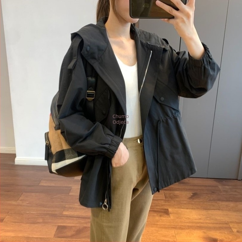 Windbreaker jakna s kapuljačom i strukom — mješavina pamuka i poliestera, glavni materijal poliester, srednja gustoća, ultra kratka duljina