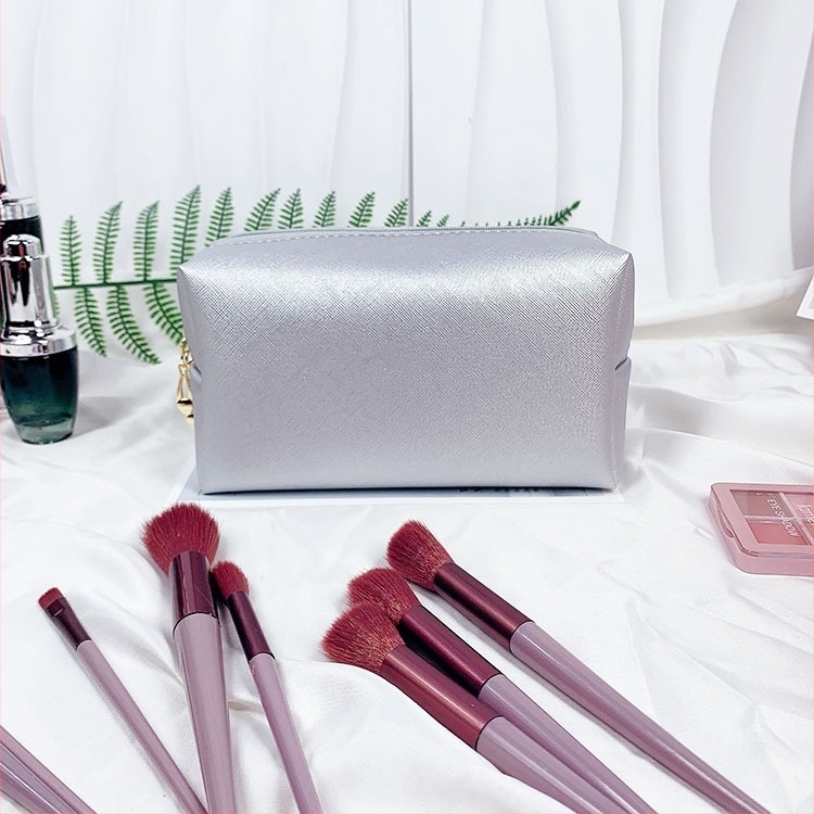Kožna torbica za šminku s poliesterom podstavom.