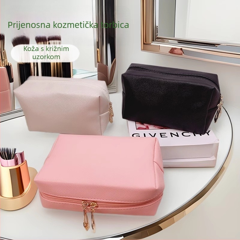 Kožna torbica za šminku s poliesterom podstavom.