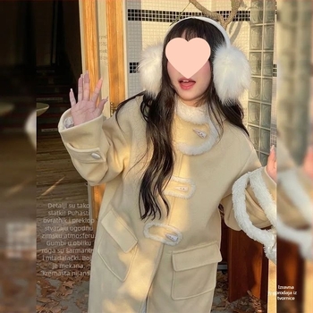 Ženski kaput s kapuljom od chenilla, srednje duljine, rukavi 3/4, džepovi