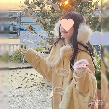 Ženski kaput s kapuljom od chenilla, srednje duljine, rukavi 3/4, džepovi