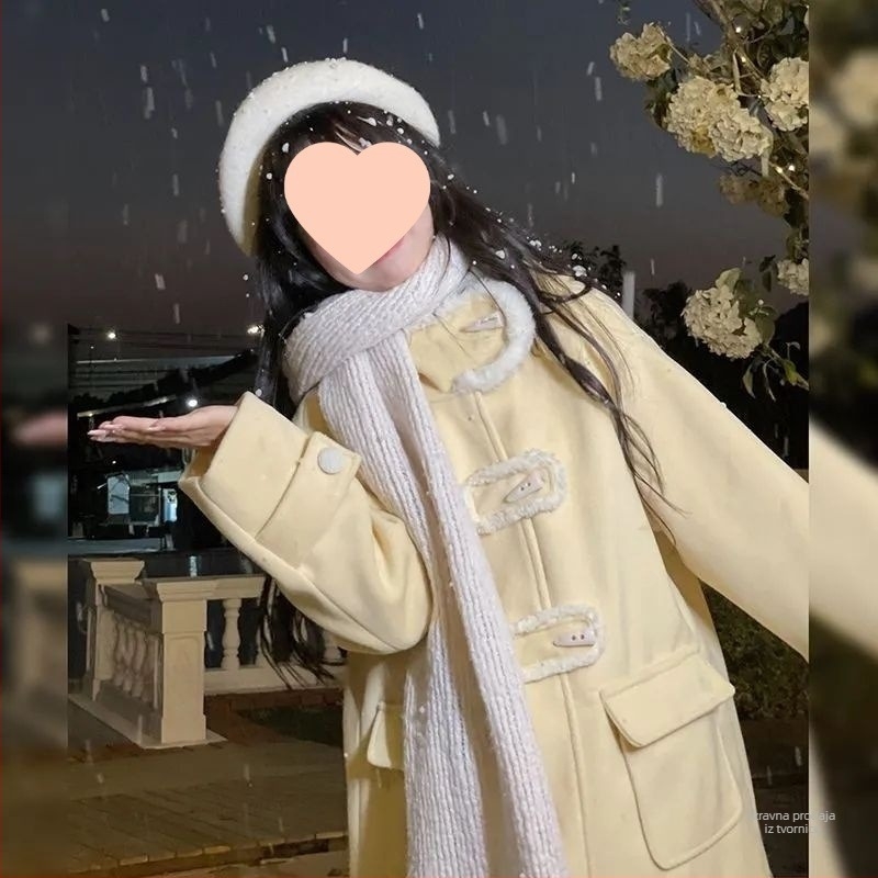 Ženski kaput s kapuljom od chenilla, srednje duljine, rukavi 3/4, džepovi