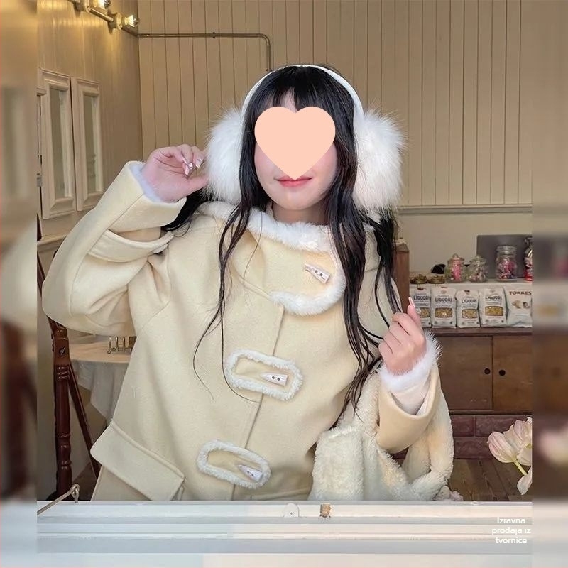 Ženski kaput s kapuljom od chenilla, srednje duljine, rukavi 3/4, džepovi