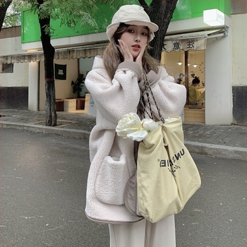 Ženska Chenille jakna s kapuljom, podstavljena umjetnom ovčjom vunom, slobodan kroj, dugi raglani rukavi, kopčanje na jednom zatvaraču, zima 2025