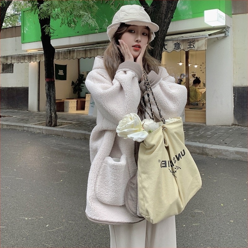 Ženska Chenille jakna s kapuljom, podstavljena umjetnom ovčjom vunom, slobodan kroj, dugi raglani rukavi, kopčanje na jednom zatvaraču, zima 2025