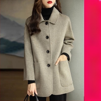 Ženski kaput od poliestera s krznenim ovratnikom, jednostruko kopčanje, slobodna silueta, srednja duljina