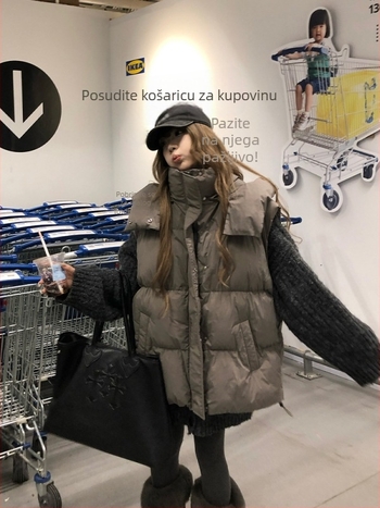 Ženska kapuljačasta vesta od perja, opuštena linija, jesen-zima 2025, poliester tkanina, punilo >90% bijelog patka perja, stojeći ovratnik, zatvarač