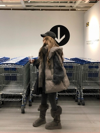 Ženska kapuljačasta vesta od perja, opuštena linija, jesen-zima 2025, poliester tkanina, punilo >90% bijelog patka perja, stojeći ovratnik, zatvarač