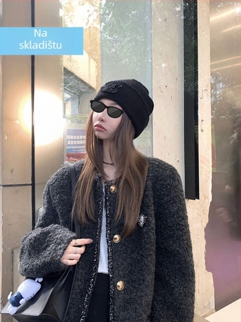 Ženski kaput od pamuk-poliester smjese, izgled vlene, panel dizajn, zaobreni ovratnik, dugi rukavi, jednoredno kopčanje, srednja duljina