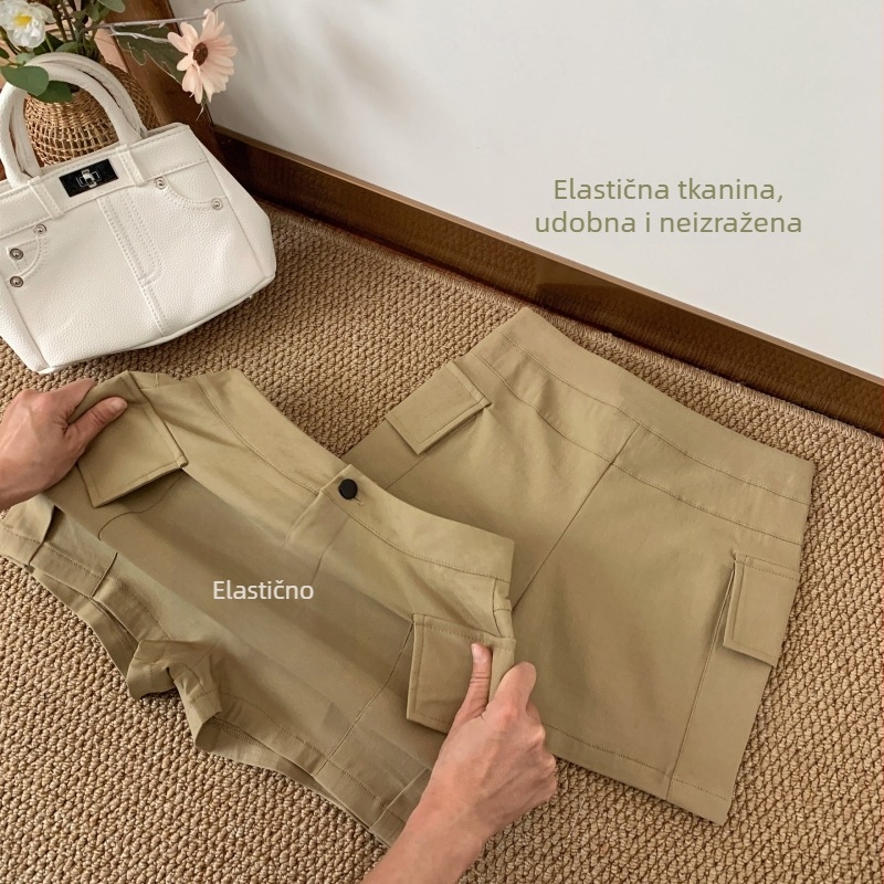Ženske kratke hlače s visokim strukom, uskog kroja; tkanina: pamuk i kapok; mikroelastičnost; proljeće 2025