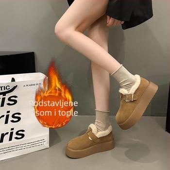 Pamukaste cipele s niskim vrhom, gornji dio od svinjske kože, unutarnja obloga od umjetnoga krzna, gumeni potplat, zatvarač