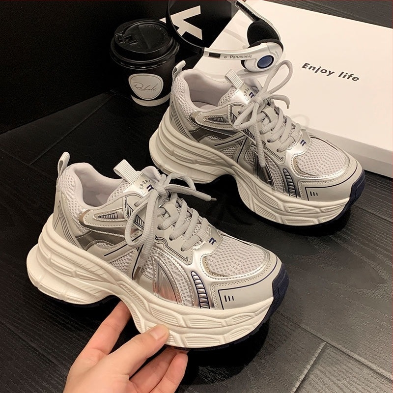 Ženske tenisice u stilu dad shoes s mrežastim gornjim dijelom, zaobljeni vrh, prednje vezanje, klinasti đon (3–5 cm)