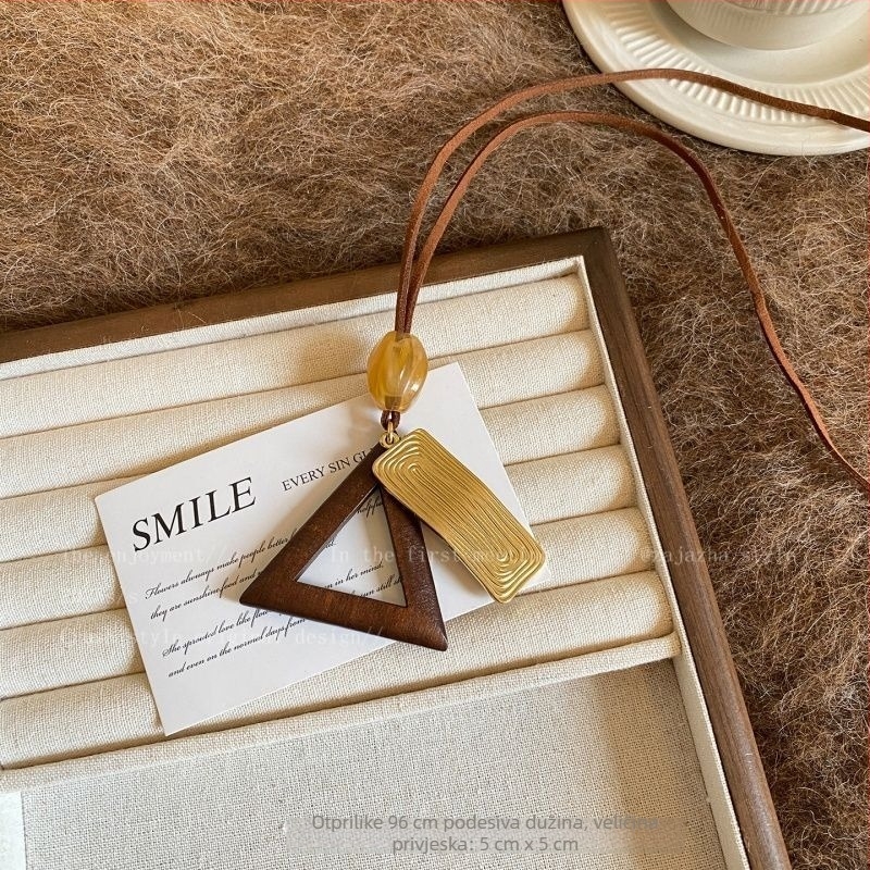 Geometrijska ogrlica od smjesnih materijala, običan lančić, privjesak od smjesnih materijala, jesen 2025.