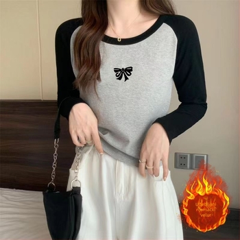 Dvostrano velur print slim-fit top s dugim rukavima i okruglim izrezom; poliester velur 50–70% glavni i sekundarni