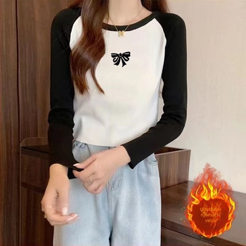 Dvostrano velur print slim-fit top s dugim rukavima i okruglim izrezom; poliester velur 50–70% glavni i sekundarni