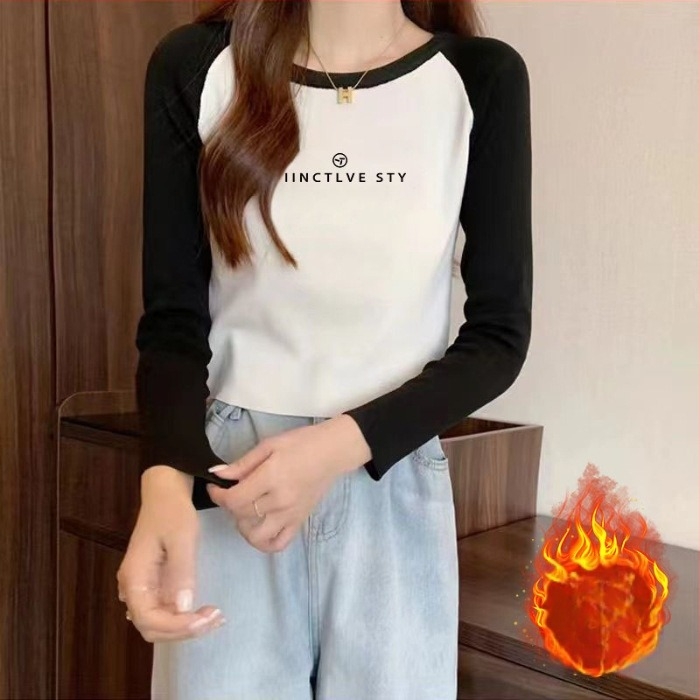 Dvostrano velur print slim-fit top s dugim rukavima i okruglim izrezom; poliester velur 50–70% glavni i sekundarni