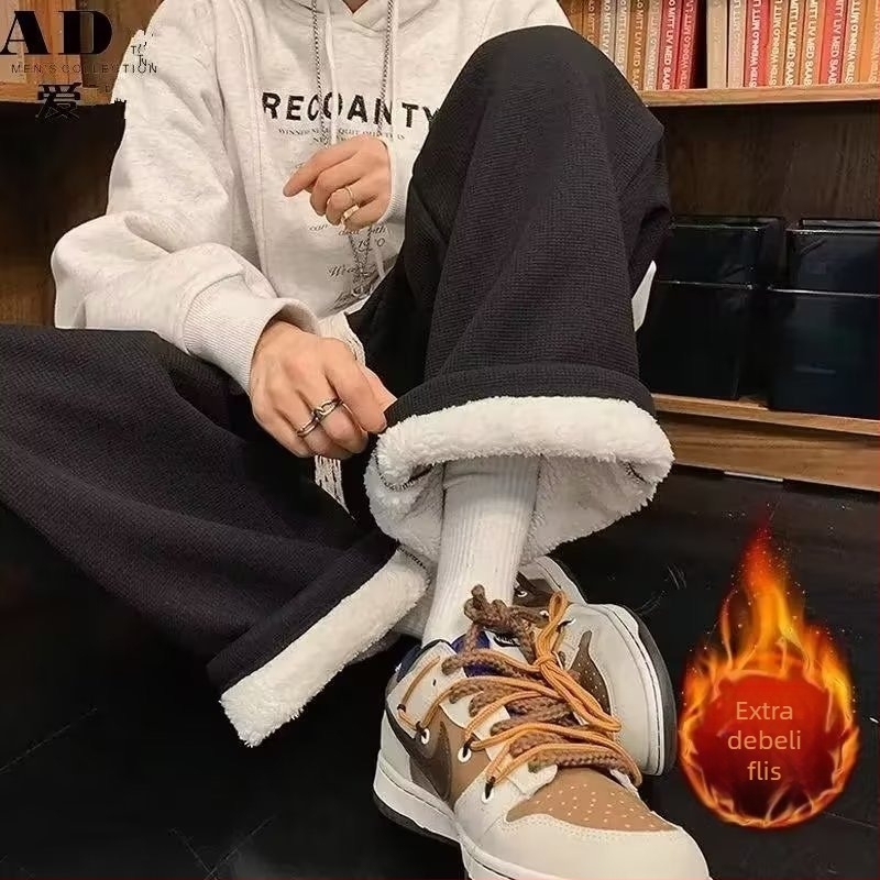 Muške zimske trenirke hlače s fleece podstavom, široke ravne nogavice, srednji pojas, remen, šnira za zatvaranje, poliesterska smjesa