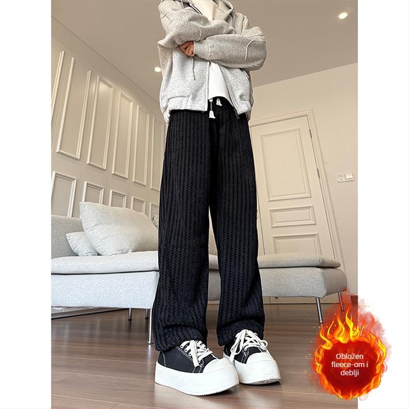 Casual sports hlače, fleece podstava, gusta pletena poliester tkanina, labav kroj s ravnim krojem, vezica za vezivanje i pojas.