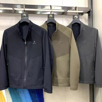 Muška jakna sa stajnim ovratnikom, zipom, prilagođeni kroj, vanjski materijal od najlonske smjese.