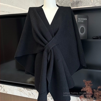 Ženski kaput s pelerinom Shawl Cape, od krzna kunića <30%> i Spandex 30–50%, jesen 2025